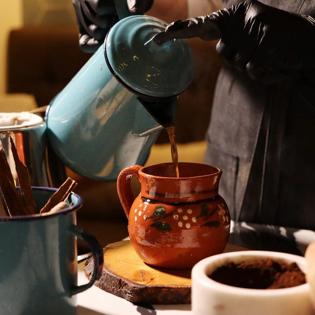 Café de olla tradicional servido en jarrito de barro